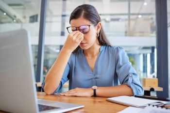 femme en burn out au travail