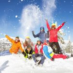 Vacances D’hiver Des Skieurs Et Snowboarders Heureux