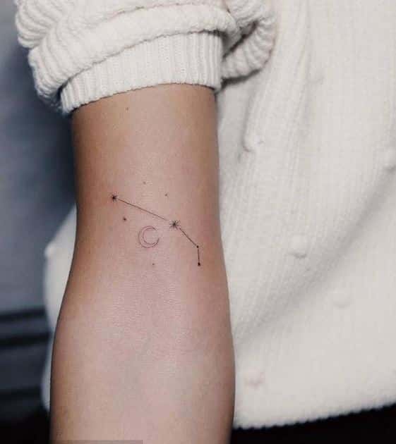 Tatouage Constellation Bélier Sur Le Bras