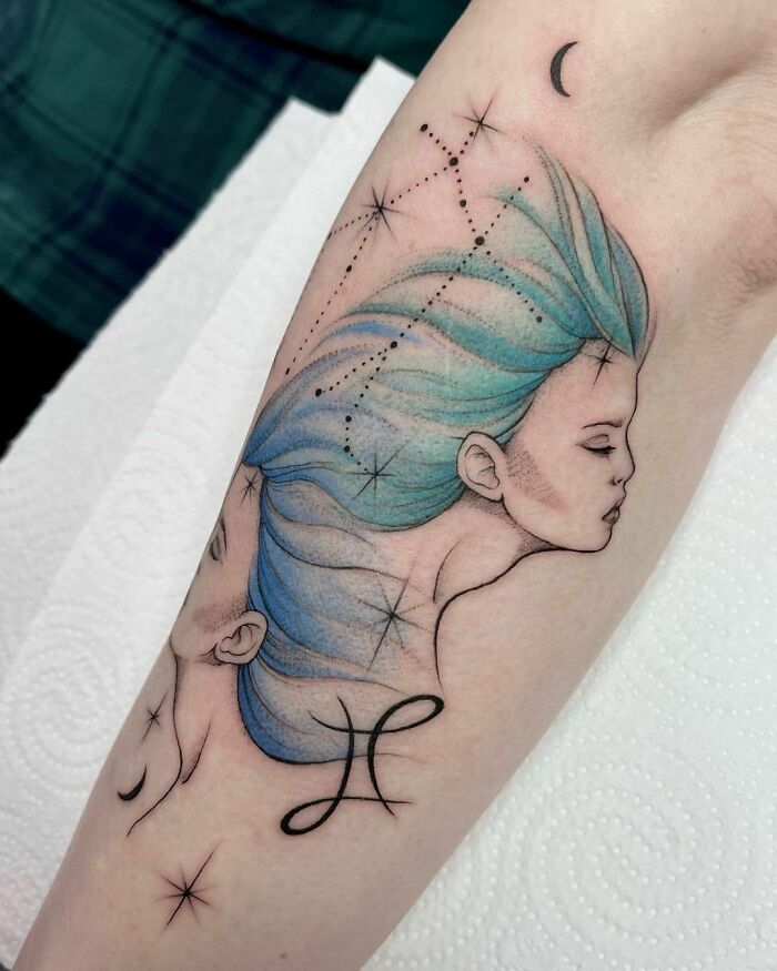 Tatouage Constellation Des Gémeaux Avec Femmes Aux Cheveux Bleus Sur L'avant Bras