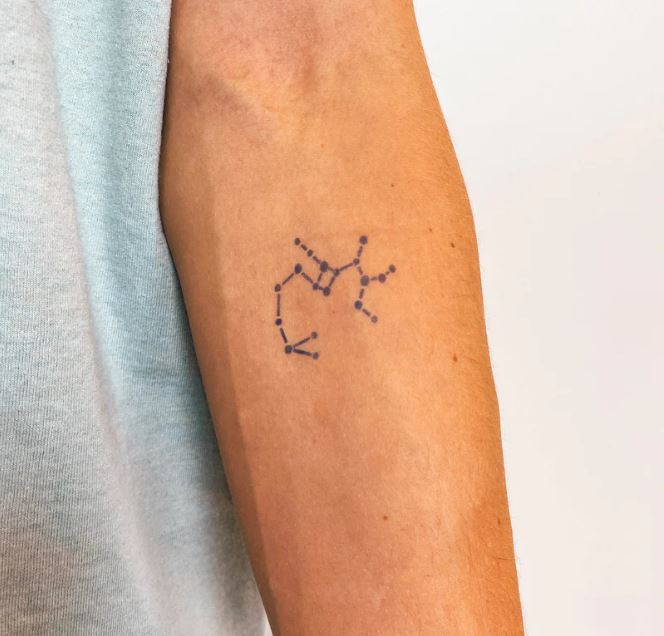 Tatouage Constellation Du Sagittaire En Dots Sur L'avant Bras