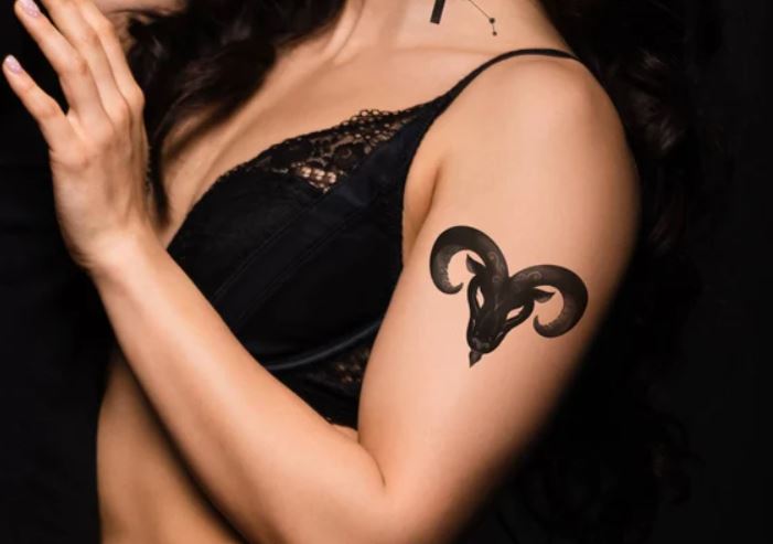 Tatouage Signe Bélier Noir Sur Le Bras