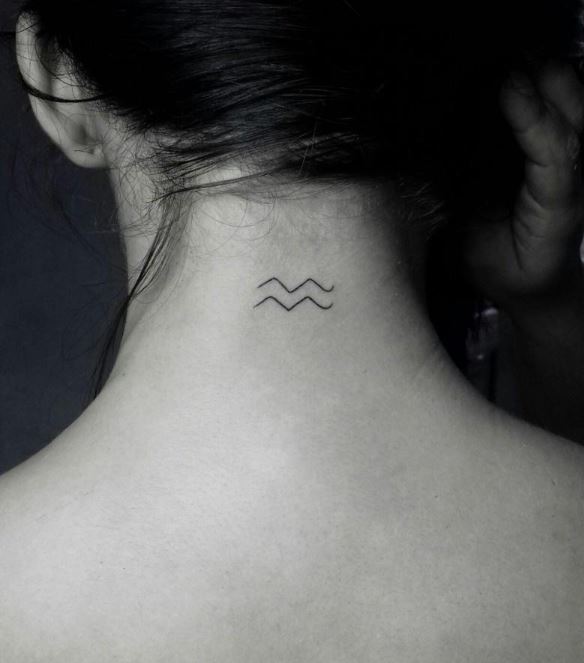 Tatouage Signe Verseau Minimaliste Sur La Nuque