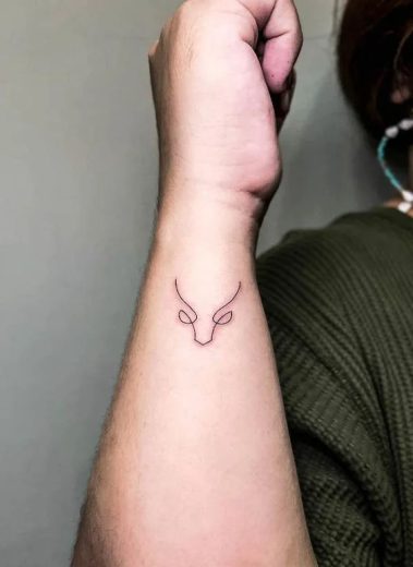 Tatouage Taureau Minimaliste
