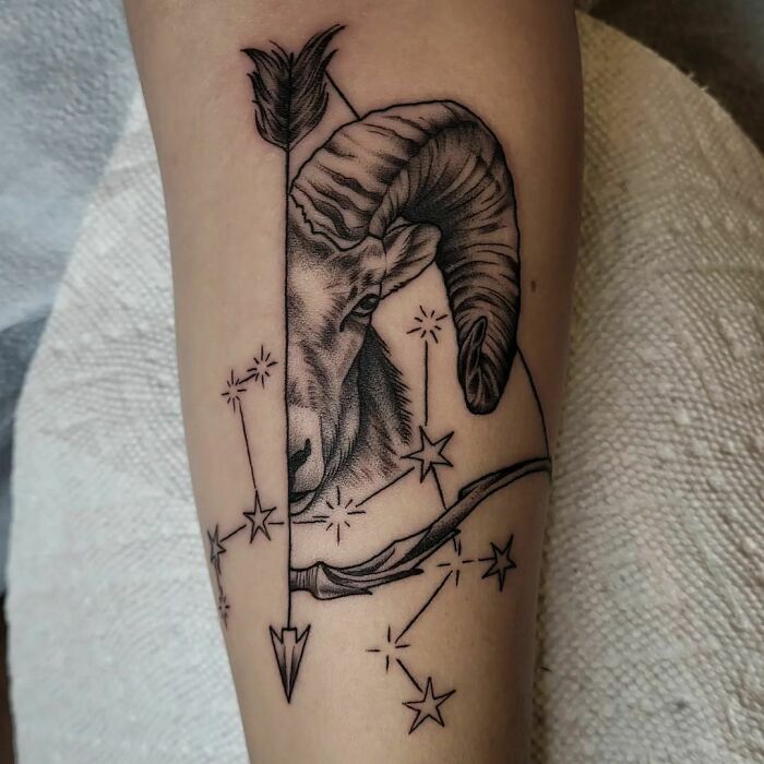 Tatouage Bélier Avec Constellation Sur L'avant Bras