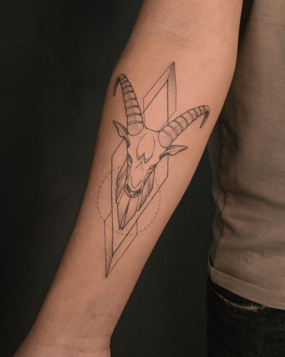 Tatouage Chèvre Et Losanges Sur L'avant Bras
