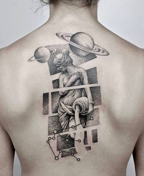 Tatouage Femme, Vase, Planètes Et Constellation Sur Le Dos