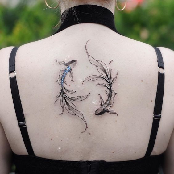 Tatouage Poissons Gris Et Bleu Sur Le Dos