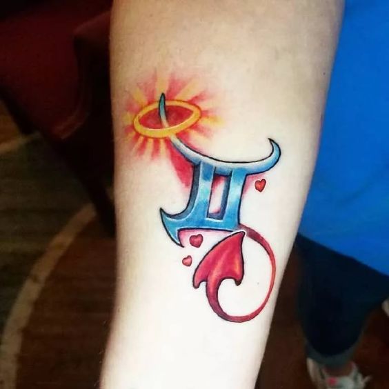 Tatouage Signe Gémeaux Avec Queue Et Auréole Sur L'avant Bras
