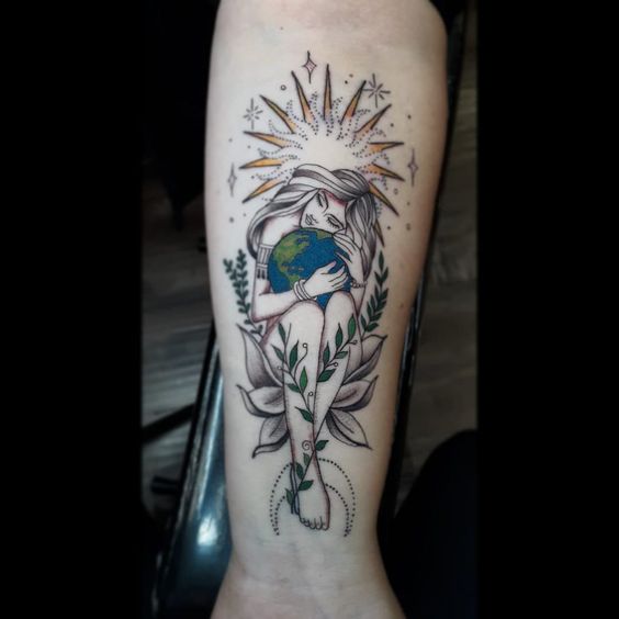 Tatouage Vierge Avec étoiles Et Terre Sur L'avant Bras