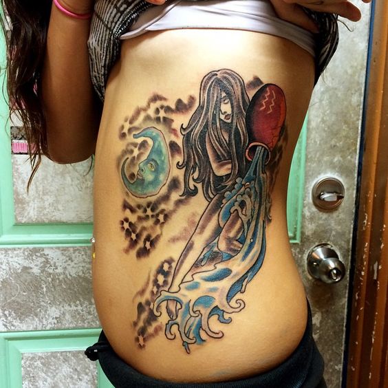 Tatouage Femme Avec Vase Et Lune Sur Les Côtes