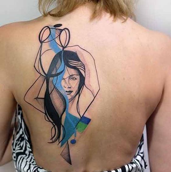 Tatouage Femme Verseau Graphique Sur Le Dos