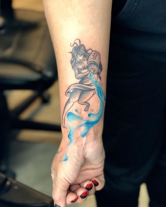 Tatouage Femme Verseau En Noir Et Gris Et Bleue Sur Le Poignet