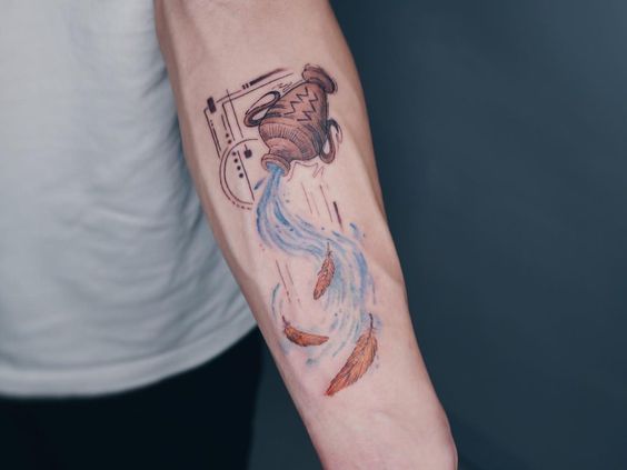 Tatouage Vase Avec Eau Et Plumes Sur L'avant Bras