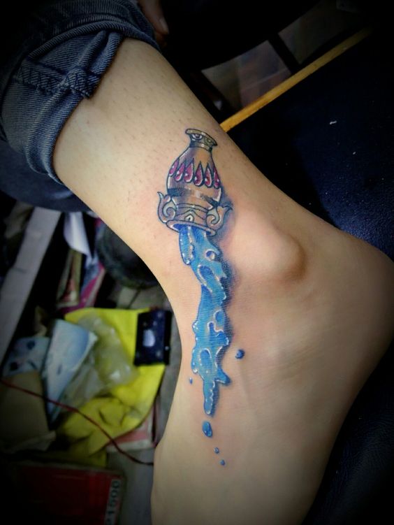 Tatouage Vase Renversée Colorée Sur La Cheville