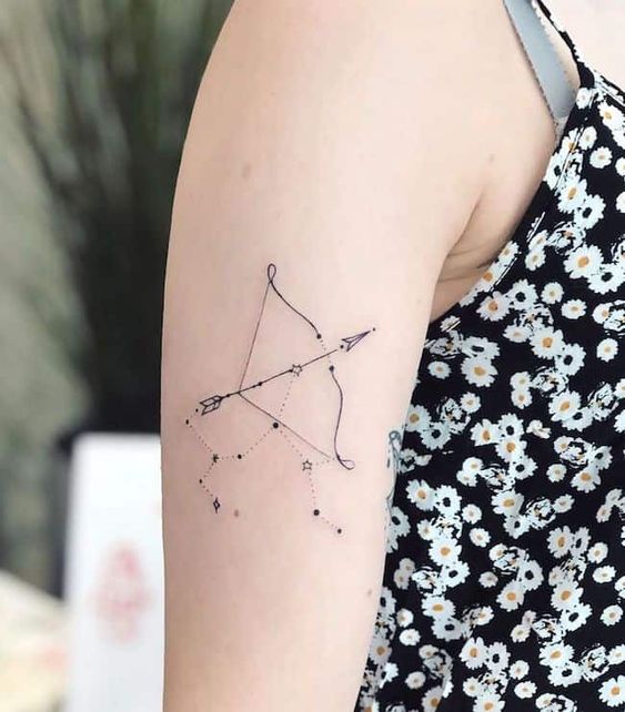 Tatouage Constellation Avec Arc Et Flèche En Ligne Fine Sur Le Bras