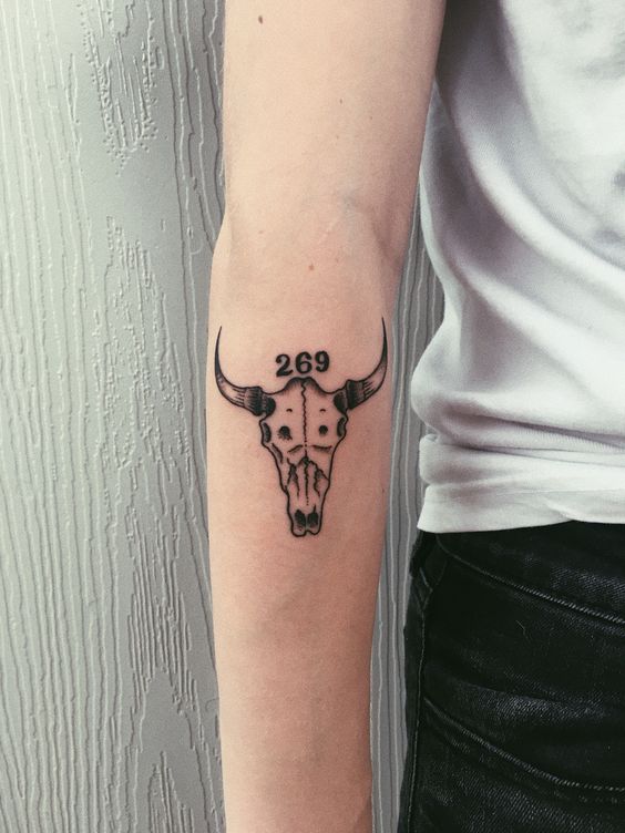 Tatouage Crâne De Taureau Et Chiffres 269 Sur L'avant Bras