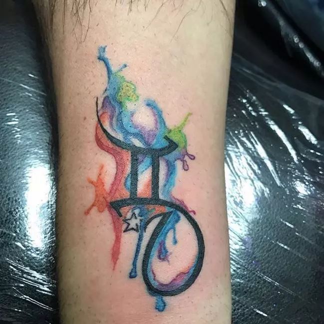 Tatouage Signe Gémeaux Avec Aquarelles Et étoile Sur L'avant Bras