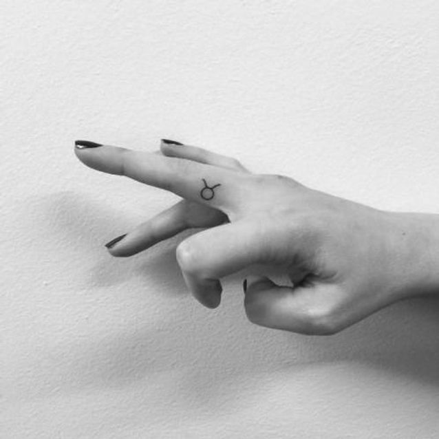 Tatouage Signe Taureau Sur Les Doigts