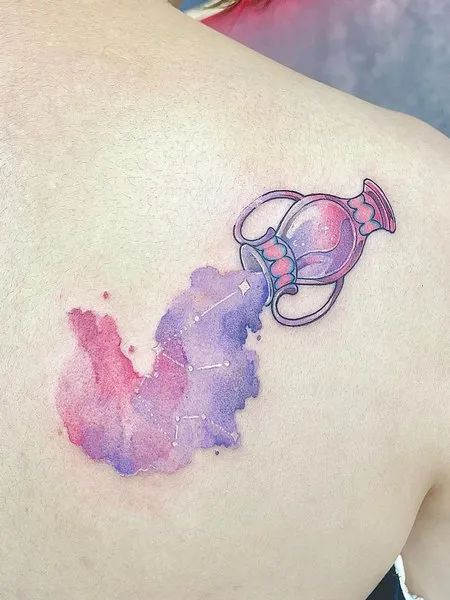 Tatouage Vase, Constellation Et Aquarelle Sur Le Dos