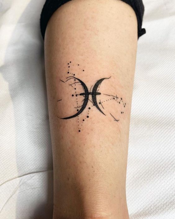 Tatouage Signe Poissons Avec Constellation Sur Le Mollet