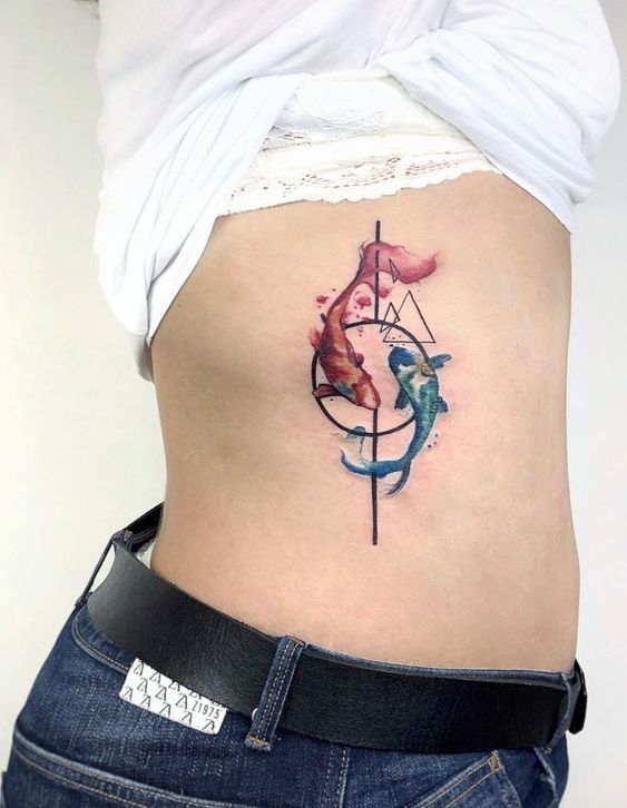 Tatouage Poissons En Aquarelle Avec Figures Géométriques Sur Les Côtes ©