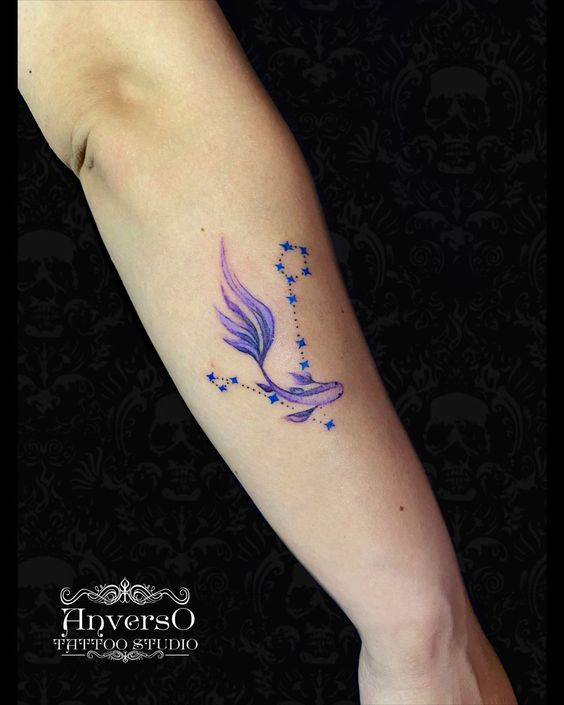 Tatouage Poisson Avec Constellation Bleue Sur L'avant Bras