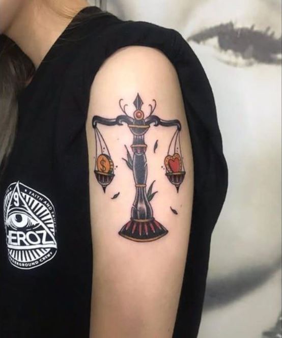 Tatouage Balance Old School Sur Le Bras