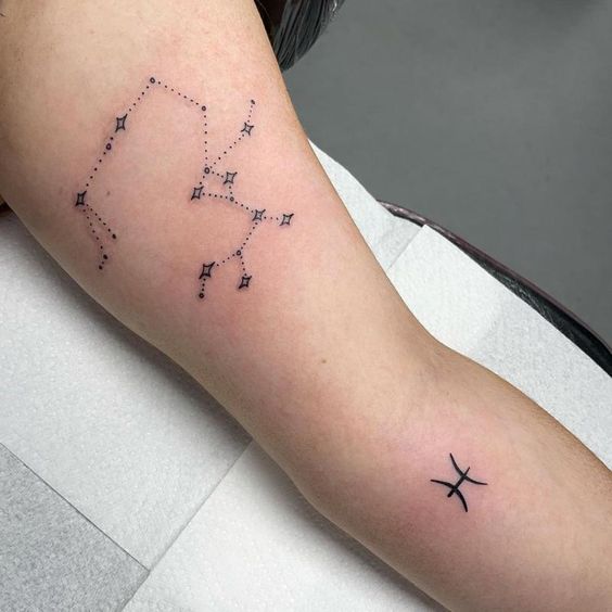 Tatouage Constellation Du Sagittaire En Dots Sur Le Bras