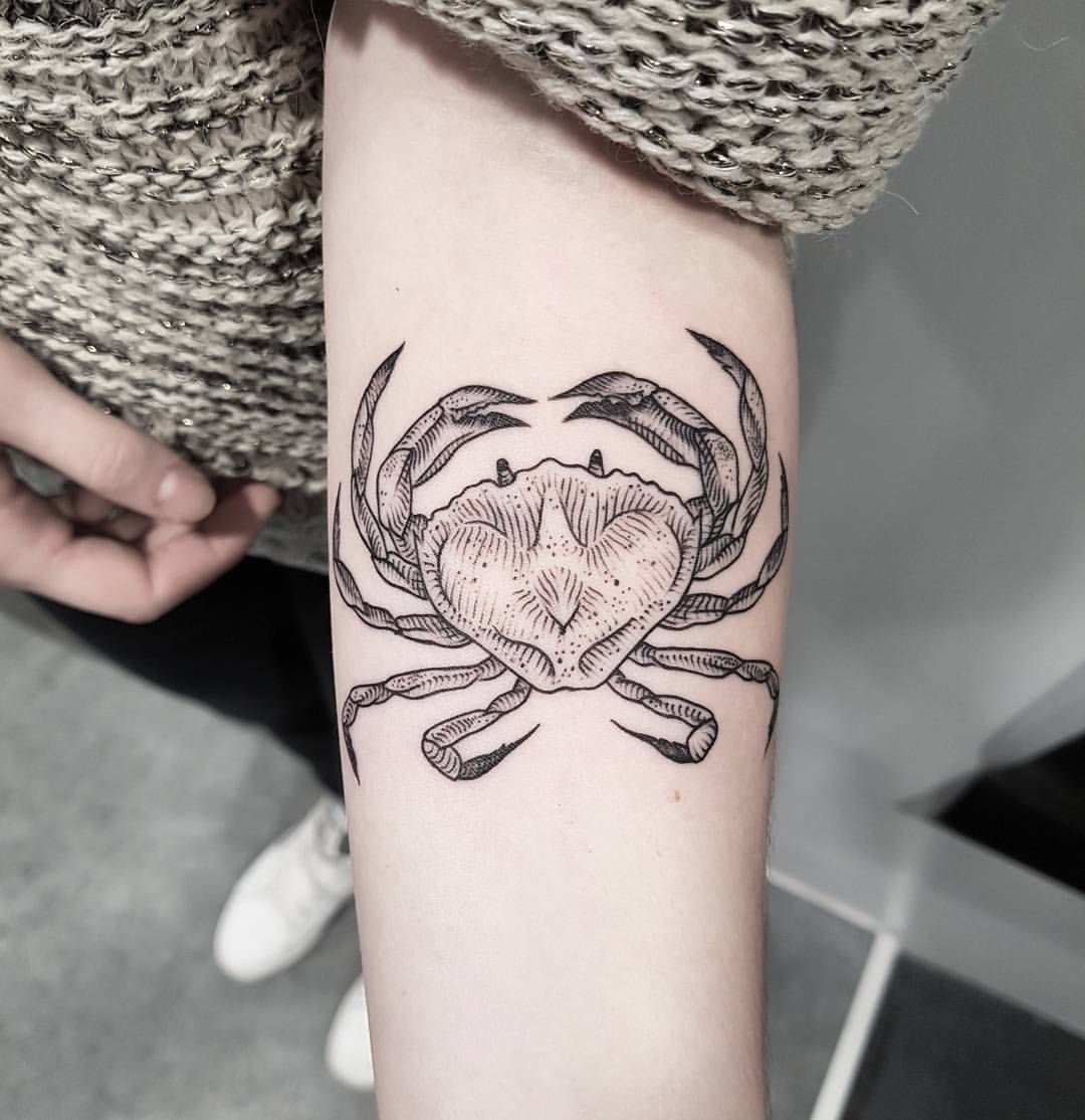 Tatouage Crabe En Noir Et Gris Sur L'avant Bras