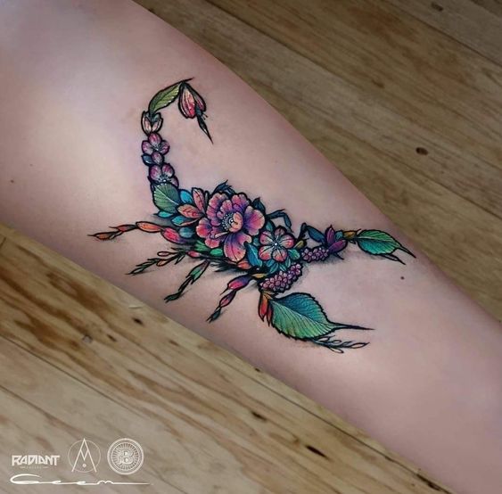 Tatouage Fleurs En Forme De Scorpion Sur L'avant Bras