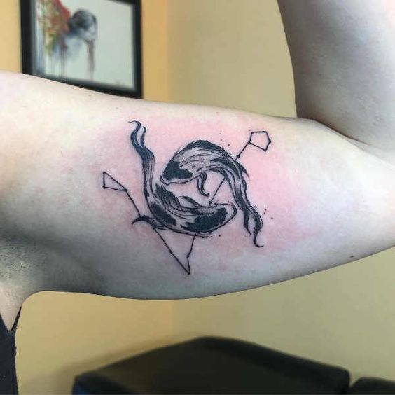 Tatouage Poissons En Noir Et Gris Avec Constellation Sur Le Bras
