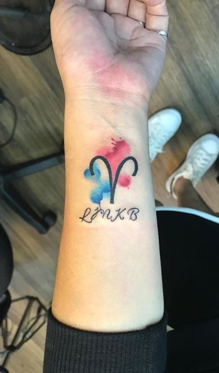 Tatouage Signe Bélier Avec Aquarelle Et Initiales Sur L'avant Bras