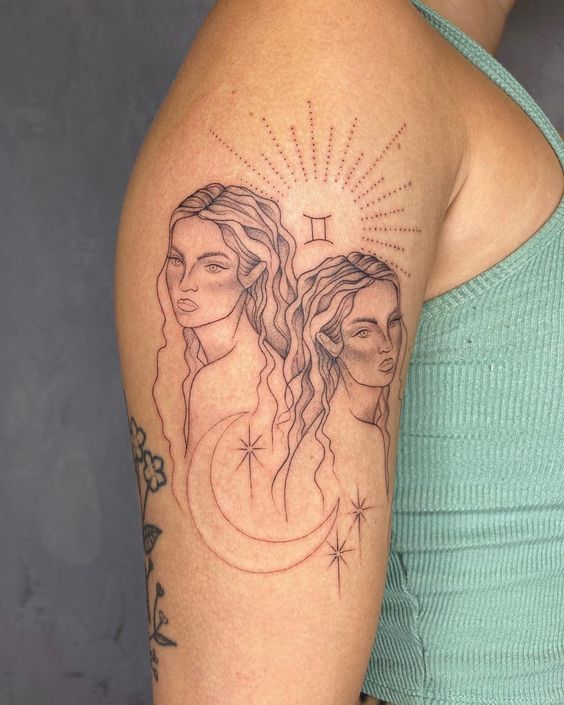 Tatouage Signe Gémeaux Avec Femmes, étoiles Et Lune Sur Le Bras