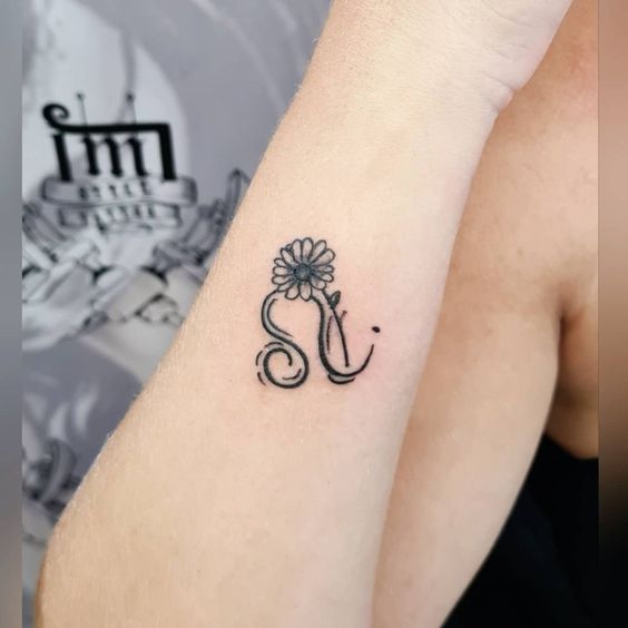 Tatouage Signe Lion Et Marguerite Sur L'avant Bras