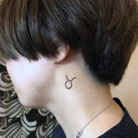 Tatouage Signe Taureau Minimaliste Sur Le Cou