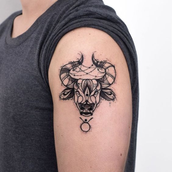 Tatouage Tête Et Symbole Taureau Sur Le Bras