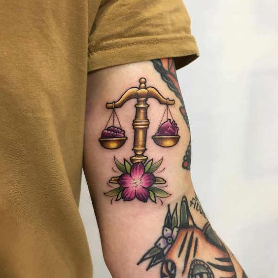 Tatouage Balance Avec Fleur, Coeur Et Cerveau Sur Le Bras