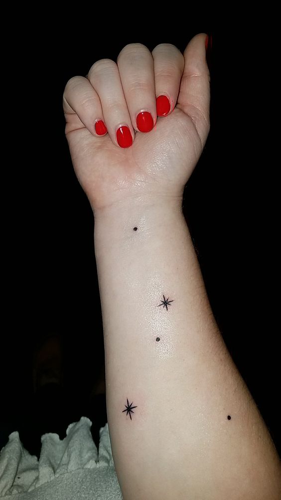 Tatouage Constellation Du Cancer Sur L'avant Bras