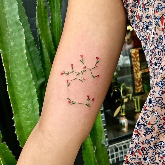 Tatouage Constellation Du Sagittaire En Fleurs Sur Le Bras
