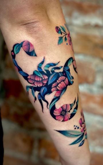 Tatouage Scorpion à Motif Florale Sur L'avant Bras