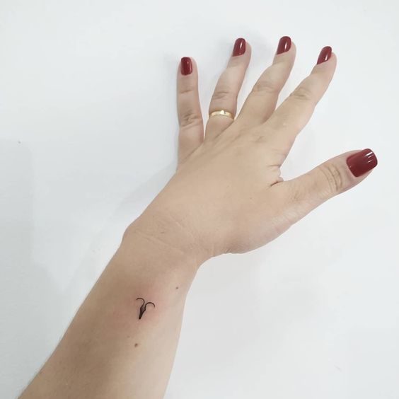 Tatouage Signe Bélier Discret Sur L'avant Bras