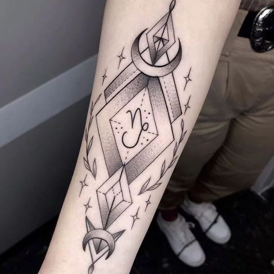 Tatouage Signe Capricorne, Lunes Et Losanges Sur L'avant Bras