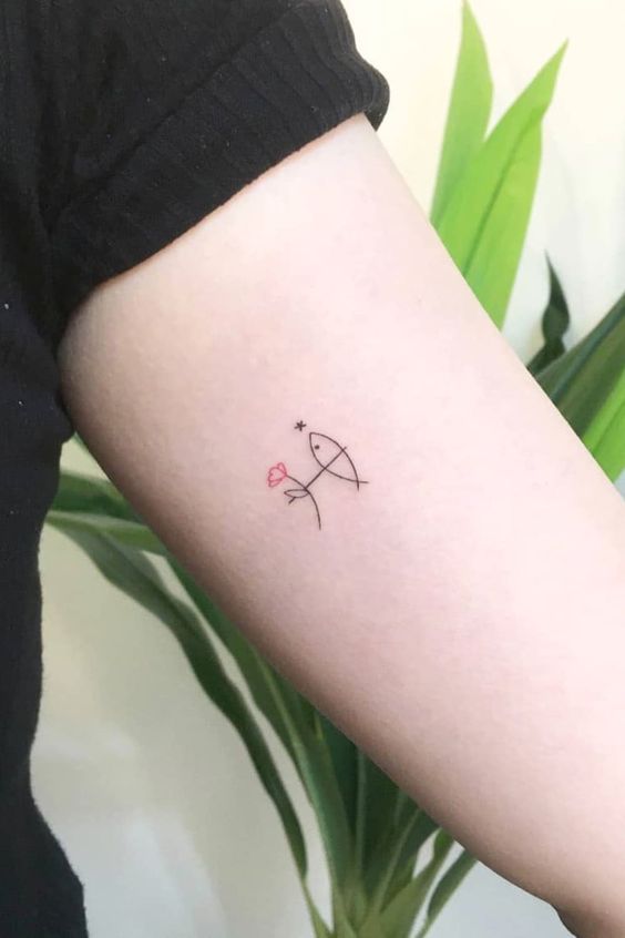 Tatouage Signe Poissons Minimaliste Avec Fleur Et étoile Sur Le Bras