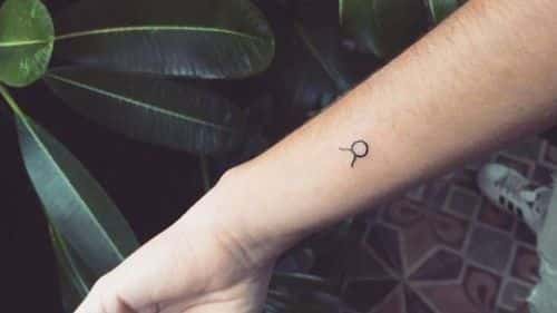 Tatouage Signe Taureau Sur L'avant Bras