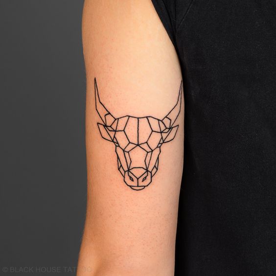 Tatouage Taureau Géométrique Sur Le Bras