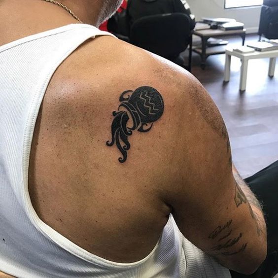 Tatouage Vase à L'encre Noire Et Signe Verseau Sur L'omoplate