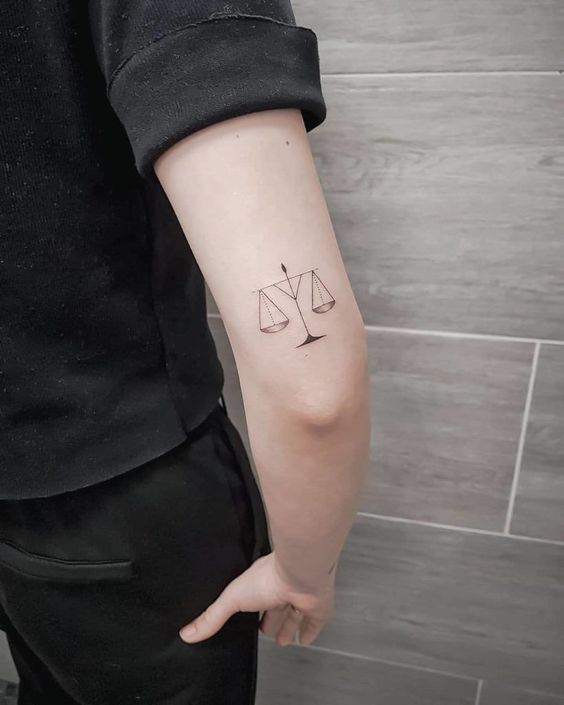 Tatouage Balance Géométrique Sur Le Bras