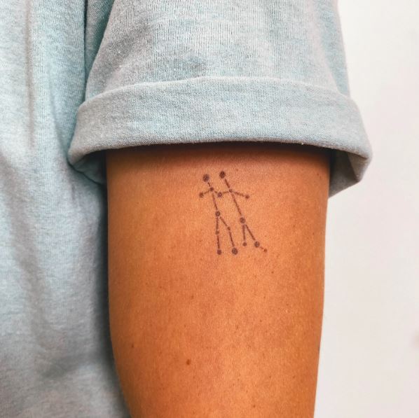 Tatouage Constellation Des Gémeaux Minimaliste Sur Le Bras
