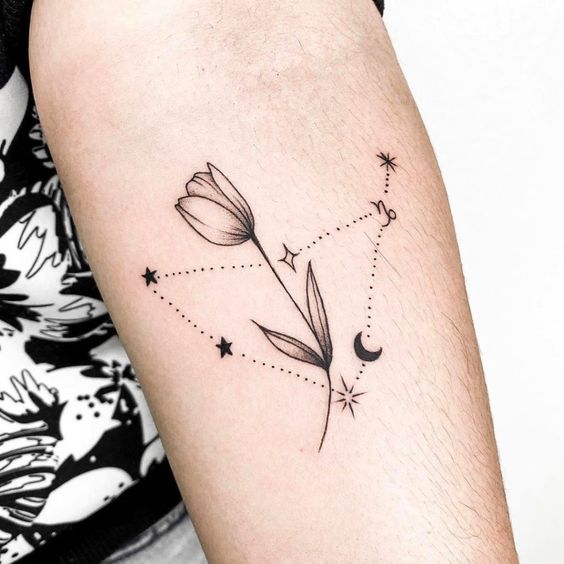 Tatouage Constellation Et Tulipe Sur L'avant Bras